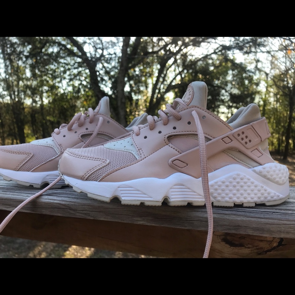 Women’s Nike’s Air Huarache Run Size 6